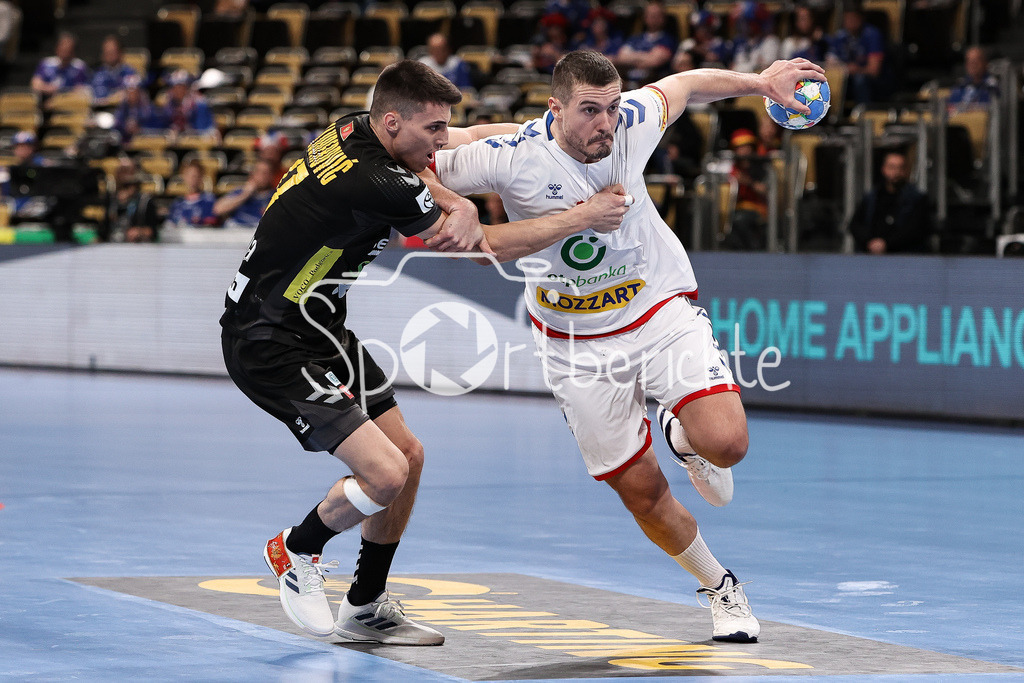 Serbien - Montenegro | im Duell Vasilije KALUDJEROVIC (MNE #17) und Milos ORBOVIC (SRB #22) / zweikampf