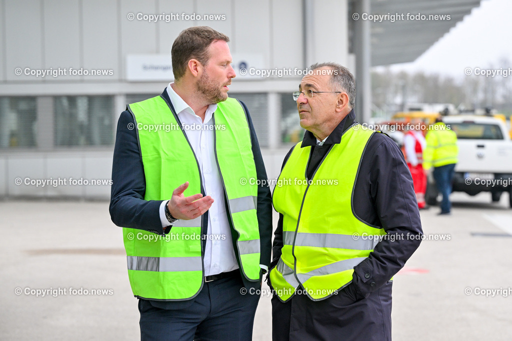 Linz Airport - Comeback Ryanair_ 08.11.2024-3 | 08.11.2024, Linz Hoersching, AUT, Linz Airport - Comeback Ryanair, im Bild Andreas Gruber (Ryanair-Sprecher und Geschaeftsfuehrer Laudamotion GmbH), Norbert Draskovits Geschaeftsfuehrer Flughafen Linz GesmbH)