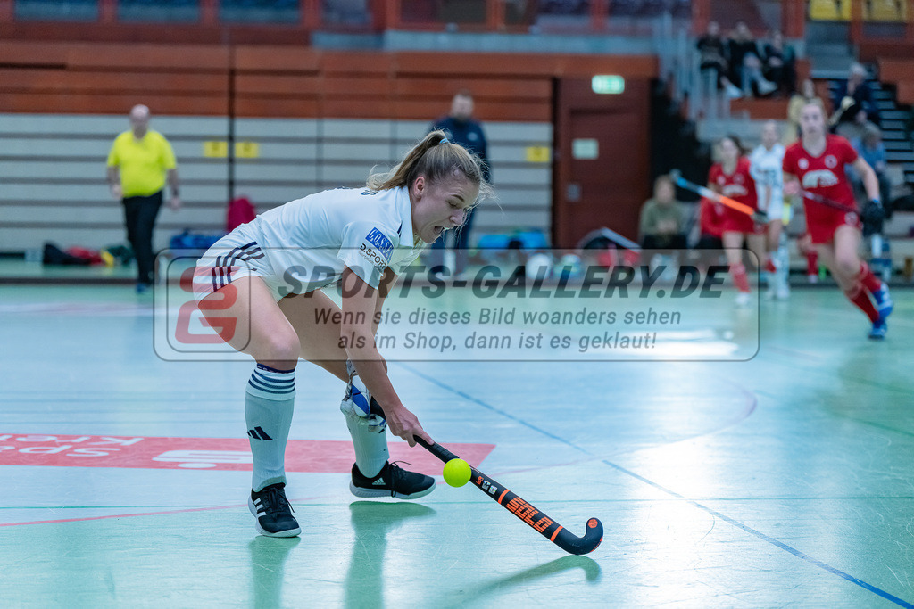 HK_20231217_107695 | 1. Bundesliga Damen Crefelder HC - Düsseldorfer HC  am 17.12.2023 Sporthalle Glockenspitz, Krefeld , Mabel Brands ( Düsseldorfer HC #7 )