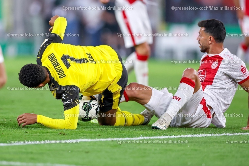 DFB18082501094 | 2025.08.18, Fußball, 1.Runde DFB-Pokal, Rot-Weiss Essen - Borussia Dortmund, Stadion Hafenstraße, Saison 2025 2026: Jobe Bellingham&nbsp;(BVB #07) wird von Klaus Gjasula&nbsp;(Rot-Weiss Essen #08) gefoult Foulspiel - Strafstoß DFB regulations prohibit any use of photographs as image sequences and or quasi-video.