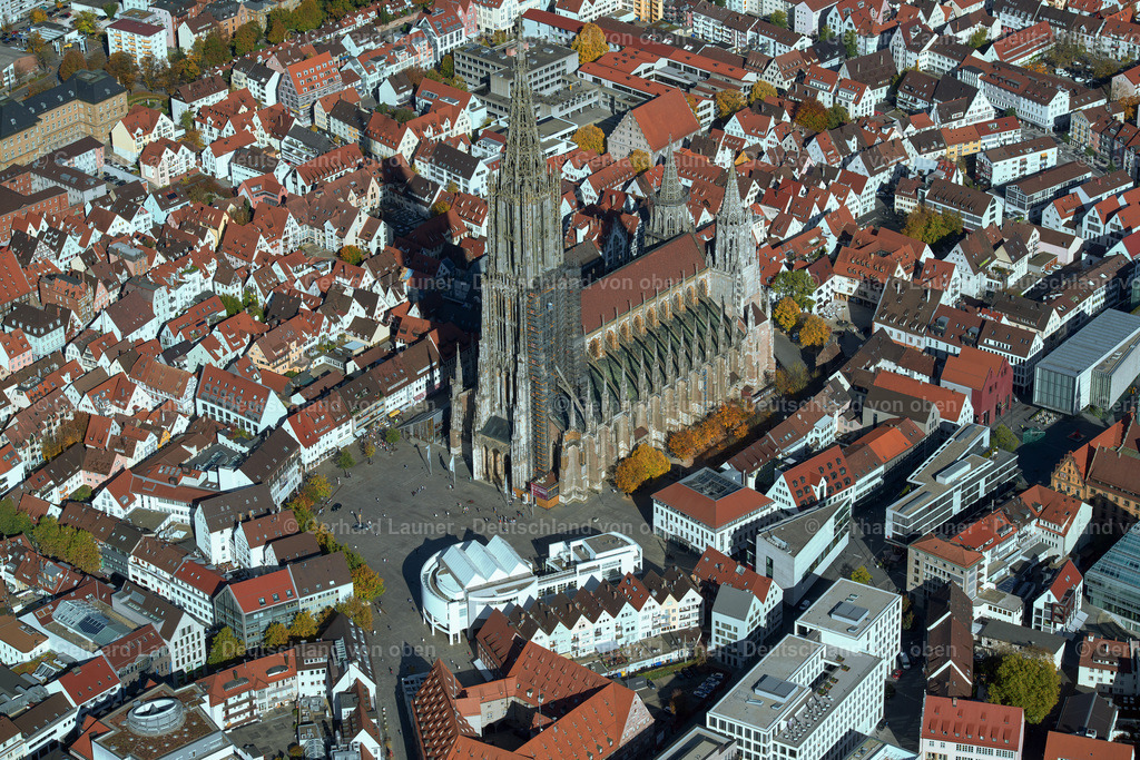 3705025 | Das im gotischen Baustil errichtete Ulmer Münster ist eine  Stadtkirche in Ulm. Sie ist die Pfarrkirche der Evangelischen Münstergemeinde Ulm. Das Ulmer Münster ist der größte evangelische Kirchenbau Deutschlands. Der 1890 vollendete 161,53 Meter hohe Turm ist der höchste Kirchturm der Welt.