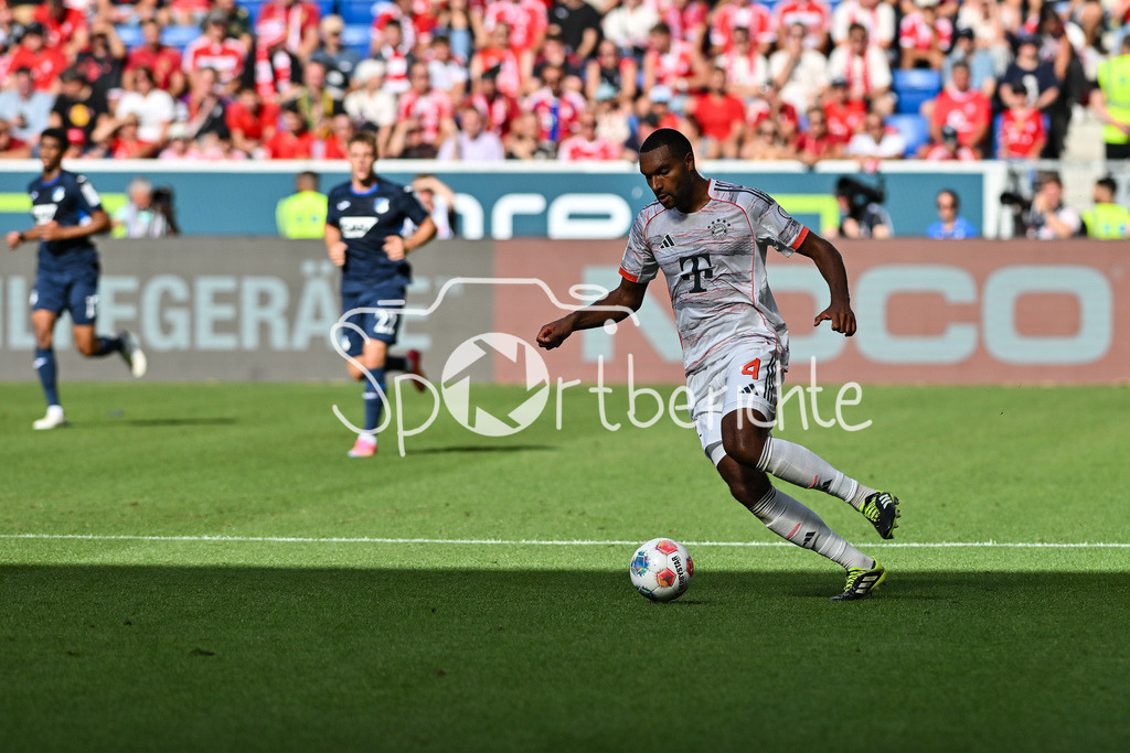 TSG 1899 Hoffenheim - FC Bayern München | am BAll Jonathan TAH (FC Bayern Muenchen 4) / Einzelfoto / Freisteller / Bundesliga: TSG 1899 Hoffenheim - FC Bayern München; PreZero-Arena am 20.09.2025 / DFL REGULATIONS PROHIBIT ANY USE OF PHOTOGRAPHS AS IMAGE SEQUENCES AND/OR QUASI-VIDEO