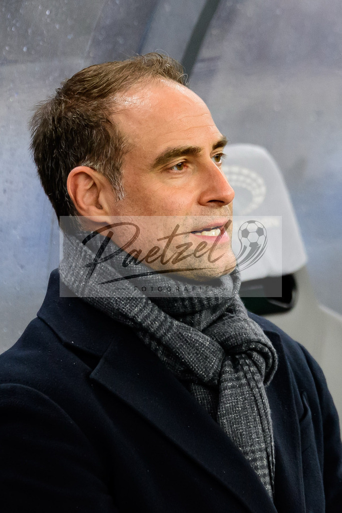 BSCRBL20220220_243 | Fussball, Herren: Geschaeftsfuehrer Oliver Mintzlaff (RB Leipzig) schaut bei dem Spiel der 1. Bundesliga zwischen Hertha BSC und RB Leipzig im Olypiastadion am 20.02.2022 in Berlin, Deutschland.DFB / DFL REGULATIONS PROHIBIT ANY USE OF PHOTOGRAPHS AS IMAGE SEQUENCES AND/OR QUASI-VIDEO. - Realisiert mit Pictrs.com