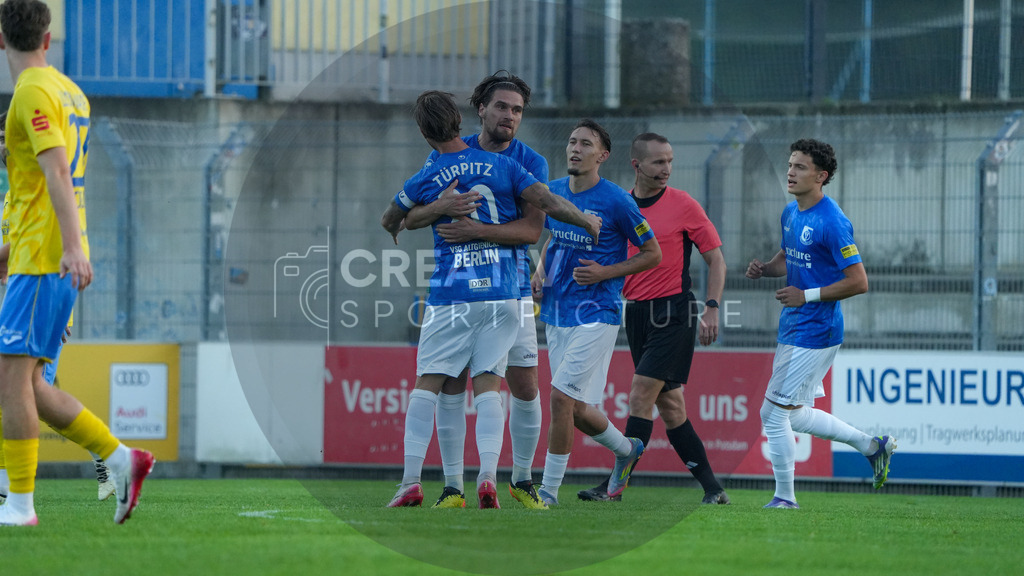 Fußball, Herren, Saison 2025/2026, Regionalliga Nordost, 6. Spieltag, FSV 63 Luckenwalde vs. VSG Altglienicke, Freitag 29.08.2025, Werner-Seelenbinder-Stadion Luckenwalde, | Fußball, Herren, Saison 2025/2026, Regionalliga Nordost, 6. Spieltag, FSV 63 Luckenwalde vs. VSG Altglienicke, Freitag 29.08.2025, Werner-Seelenbinder-Stadion Luckenwalde, Im Bild: Jubel bei der VSG Altglienicke nach dem Führungstreffer durch Jonas Nietfeld. - Realisiert mit Pictrs.com