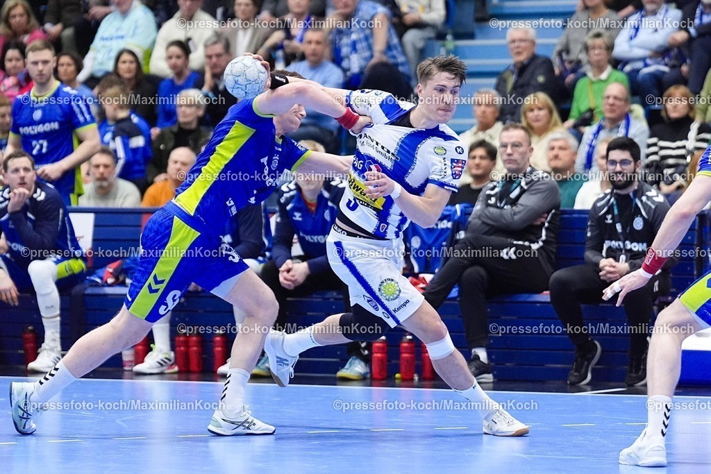 xYDRx19022601044 | 19.02.2026, xydrx, Handball, 1.HBL, VfL Gummersbach - ThSV Eisenach, Schwalbe-Arena: Ellidi Vidarsson (VfL Gummersbach #4) im Zweikampf gegen Oskar Joelsson (ThSV Eisenach #3)    Photo: xYannisxDreimannxPressefotoKochx