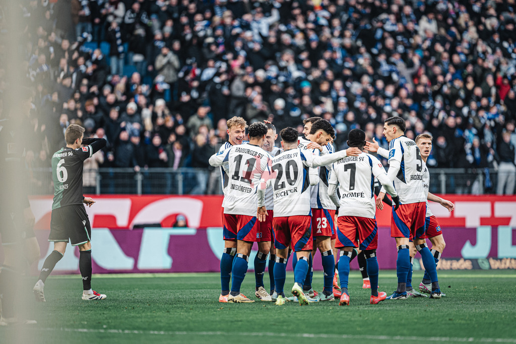 Fußball | Männer | Saison 2024/2025 | 2. Fußball-Bundesliga | 20. Spieltag | Hamburger SV vs. Hannover 96 | 02.02.2025 | Jubel beim HSV nach dem Tor von Silvan Hefti (#30, HSV)