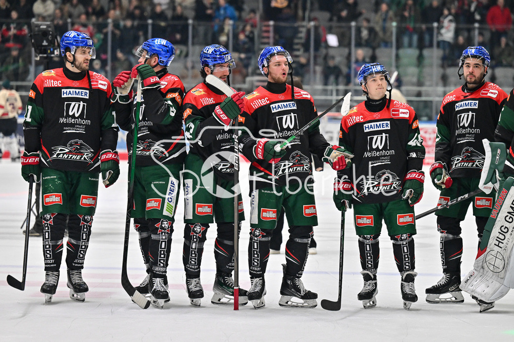 Augsburger Panther - Nürnberg Ice Tigers | Die Spieler der Panther feiern zusammen mit ihren Fans den Heimsieg gegen Nuernberg / DEL: Augsburger Panther - Nuernberg Ice Tigers, Curt Frenzel Stadion am 03.01.2025
