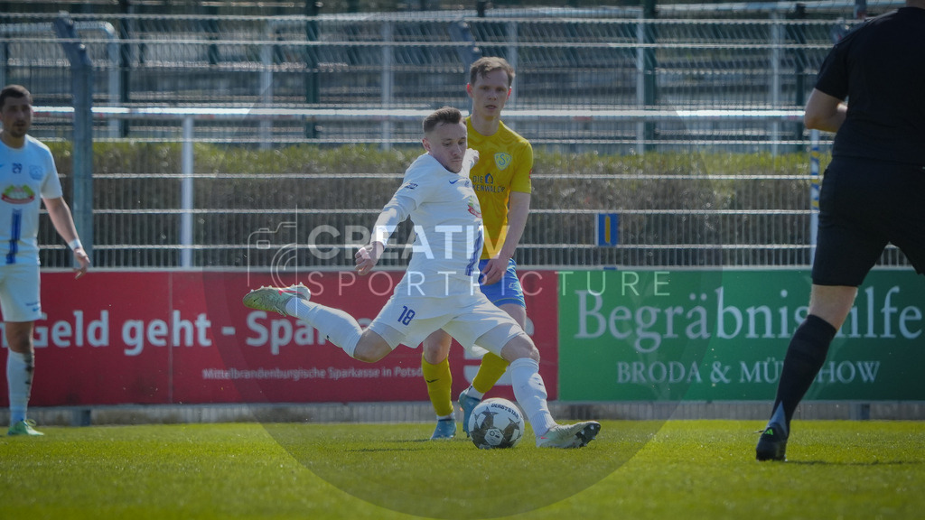 Fußball, Herren, Saison 2025/2026, Regionalliga Nordost, 29. Spieltag, FSV 63 Luckenwalde vs. FC Eilenburg, Samstag 11.04.2026, Werner-Seelenbinder-Stadion Luckenwalde, | Fußball, Herren, Saison 2025/2026, Regionalliga Nordost, 29. Spieltag, FSV 63 Luckenwalde vs. FC Eilenburg, Samstag 11.04.2026, Werner-Seelenbinder-Stadion Luckenwalde, Im Bild: Marcus Niemitz (Eilenburg) beim Schuss zum 1:0 Führungstreffer. - Realisiert mit Pictrs.com