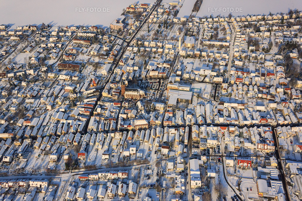 Christkindlmarkt am Plätzl und um die St. Georgskirche | Luftbild: Christkindlmarkt am Plätzl und um die St. Georgskirche in Kandel im Bundesland Rheinland-Pfalz in Deutschland. Foto: IMG_35940.jpg vom 18.12.2010 durch Werner Riehm/FLY-FOTO.de - Realisiert mit Pictrs.com