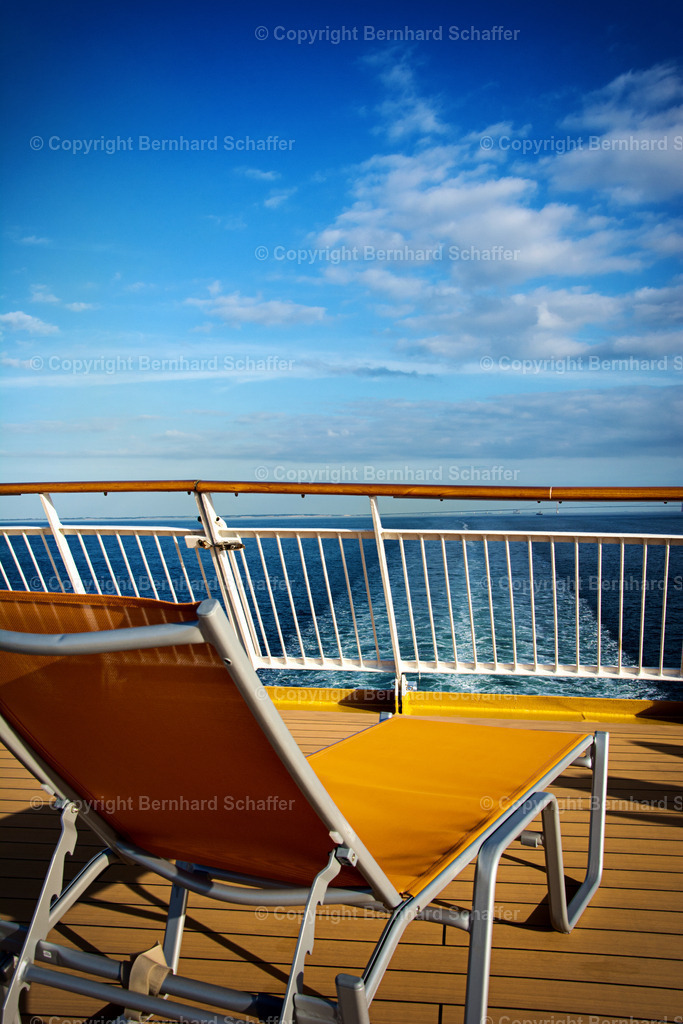 Liegestuhl mit Meerblick | Liegestuhl auf dem Deck eines Schiffes mit Blick auf das Meer. - Realisiert mit Pictrs.com