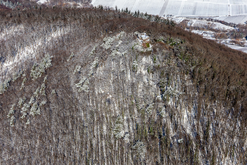 Luftbild: Winterluftbild im Schnee von Burg Neukastell in Leinsweiler im Bundesland Rheinland-Pfalz in Deutschland. Foto: IMG_124470.jpg vom 11.02.2021 durch Werner Riehm/FLY-FOTO.de