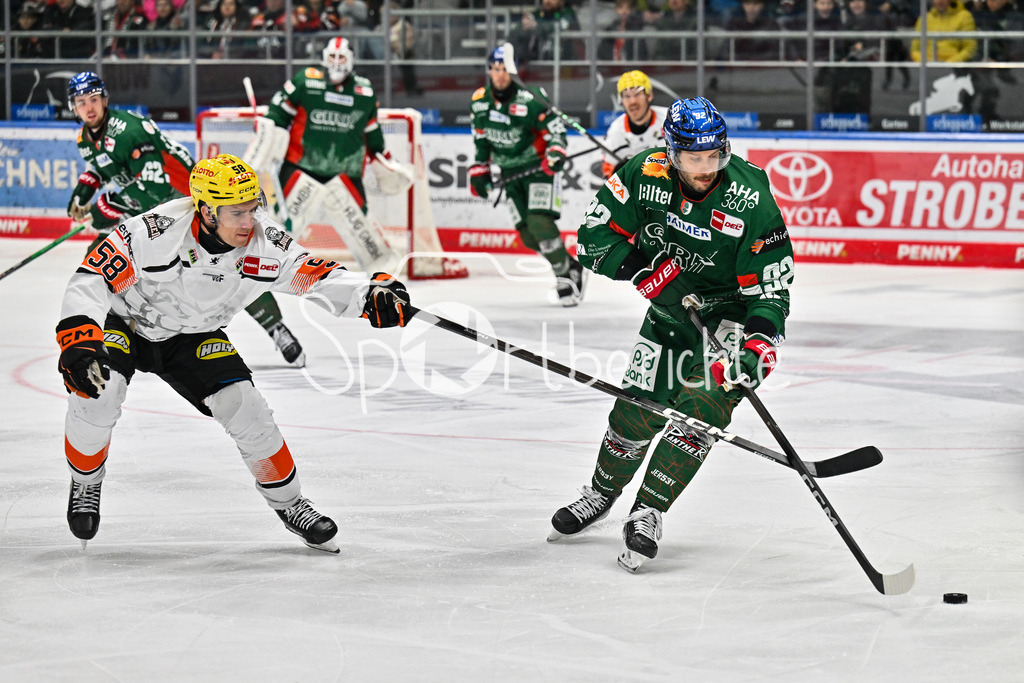 Augsburger Panther - Löwen Frankfurt | Im Duell Ryan McKIERNAN (Löwen Frankfurt 58) und Joseph CRAMAROSSA (Augsburger Panther 92) beim match zwischen den Augsburger Panthern und den Löwen Frankfurt am 8. Spieltag der Penny DEL im Curt Frenzel Stadion am 19.10.2025