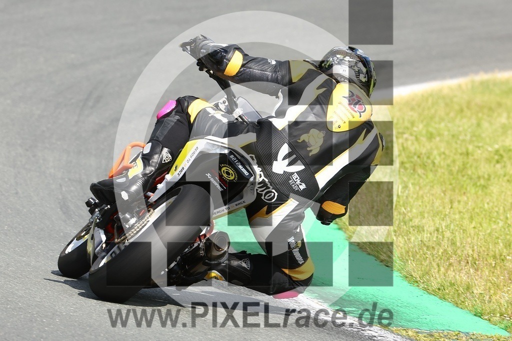 0212-20250524_01266 | Schöne Erinnerungen an spannende Momente - das festzuhalten ist unser Job. PIXELrace.de ist seit 2003 auf den Rennstrecken Europas unterwegs um die Action draußen beim Fahren und die wunderbare Stimmung imm Fahrerlager für euch einzufangen.