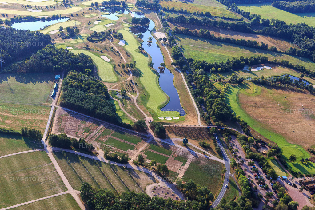 Luftbild: Gelände des Golfplatz Green Eagle Golf Courses (Luhe) im Ortsteil Luhdorf in Winsen im Bundesland Niedersachsen in Deutschland. Foto: IMG_110334.jpg vom 18.08.2018 durch Werner Riehm/FLY-FOTO.de