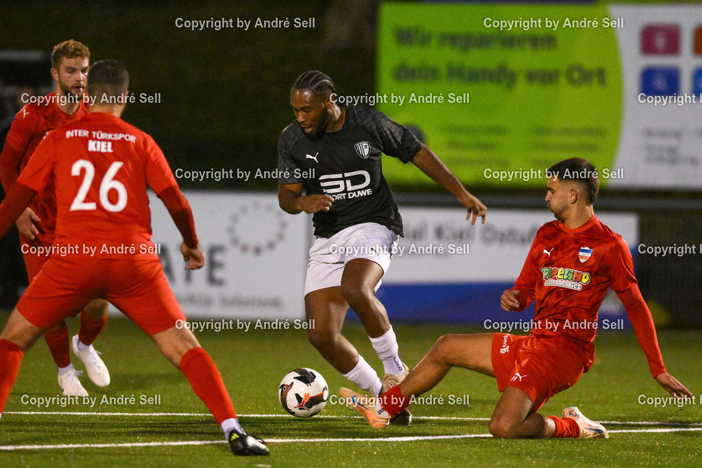 Inter Türkspor Kiel vs SSG Rot-Schwarz Kiel | Krenar Svirca (Inter #26) &amp; Eugen Halili (Inter #99) vs Chima Iheagwaram (Kiel #9) / Fußball-Landesliga Schleswig Männer 2026/2027 / Inter Türkspor Kiel vs SSG Rot-Schwarz Kiel / Hans-Mohr-Sportplatz (Kunstrasen) / Kiel / 25.09.26 - Realisiert mit Pictrs.com
