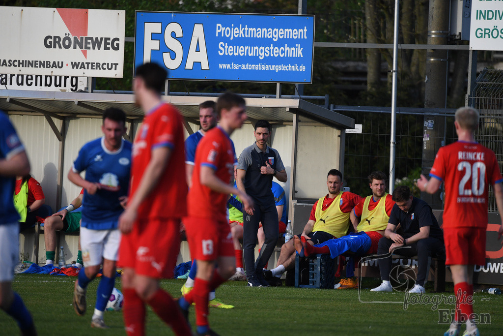 SSV Jeddeloh-SV Drochtersen/Assel | Herren Regionalliga; SSV Jeddeloh (blau)-SV Drochtersen/Assel (rot) am 30.04.2024; in Jeddeloh (53-Acht Arena), Photo: Philip Eiben 2024 - Realisiert mit Pictrs.com
