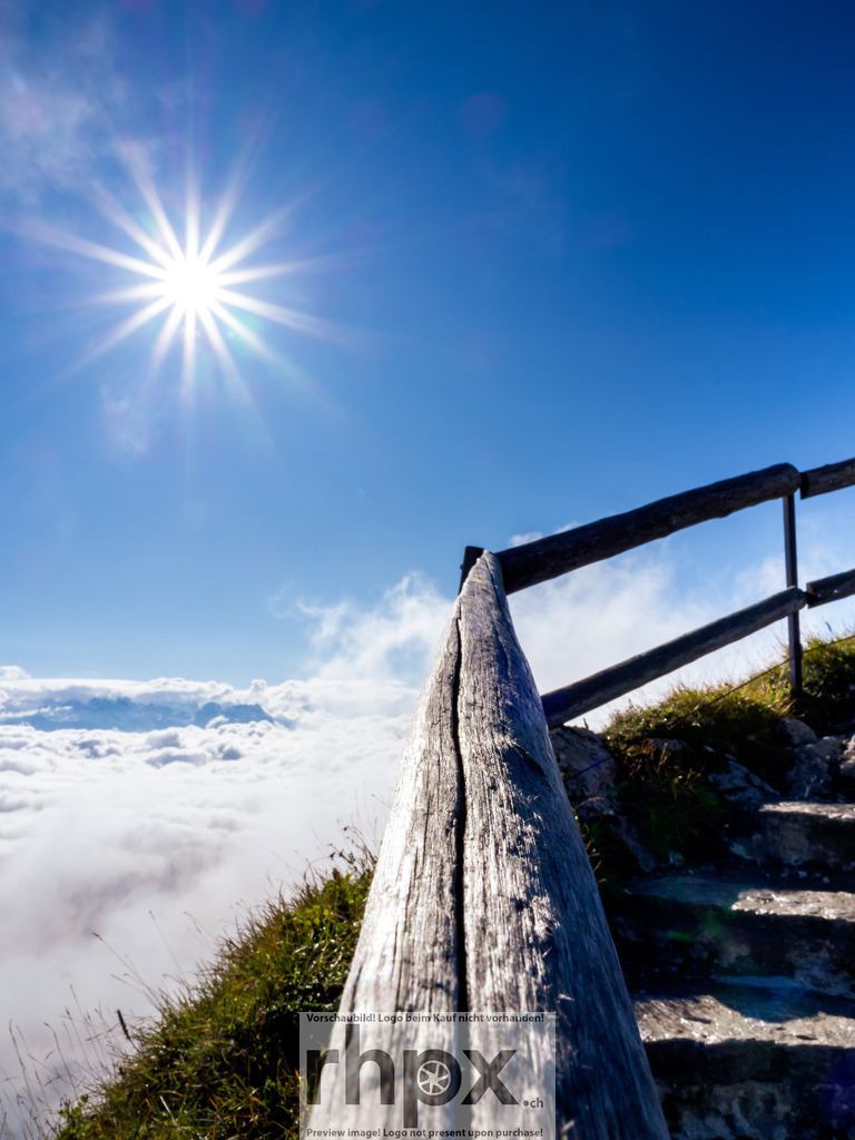 Nebelmeer am Pilatus | Weite. Licht. Freiheit.Über der dichten Wolkendecke strahlt die Sonne als brillanter Stern am tiefblauen Firmament. Der Blick in die unendliche Ferne vermittelt ein Gefühl von absoluter Ruhe und Erhabenheit auf dem Berggipfel.Wähle unter "Produktauswahl" dein Wunschformat: Vom klassischen Wandbild über Puzzle &amp; Tassen bis zum digitalen Download (z.B. als Handy-Hintergrund). - Realisiert mit Pictrs.com