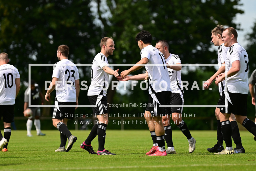 Fußball I Herren I Saison 2024-2025 I Bezirksliga I 34. Spieltag I VSV Hedendorf-Neukloster - FC Cuxhaven I 044510 | Der Sportfotograf. - Realized with Pictrs.com