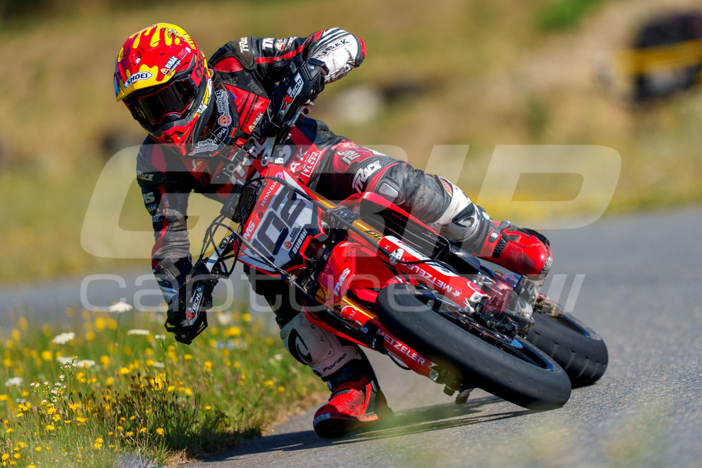 SuperMoto_Staatsmeisterschaft_Fuglau-natural-255 | GRIPcapture steht für authentische Sportfotografie in Österreich – für Momente, die mehr sind als Geschwindigkeit oder Ergebnis. Es geht um Emotion, Spannung, Fokus und den Augenblick, der oft nur einen Wimpernschlag dauert.Ob Motorsport, Teamsport oder 