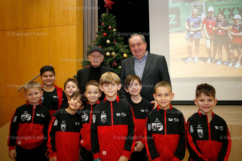 A_LUI_06122025_01 | SPORT,FUSSBALL,WEIHNACHTSFEIER NACHWUCHS ASKOE OEDT 06.12.2025 IM BILD: VL. FRANZ GRAD (ASKOE OEDT) UND GENERALDIREKTOR LINZ AG ERICH HAIDER  FOTO:FOTOLUI 
