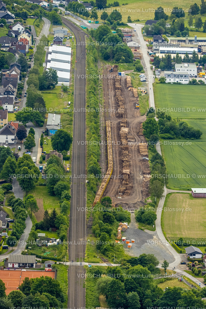 Meschede220600839 | Luftbild, Sägewerk Hüster, Holzverladestelle an der Bahnlinie Im Ruhrtal, Neubau 4 Häuser Südstraße, Wennemen, Meschede, Sauerland, Nordrhein-Westfalen, Deutschland