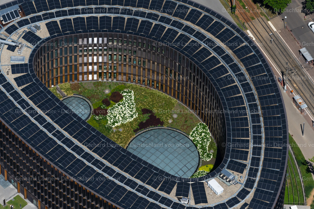 4033048 | FREIBURG IM BREISGAU 30.06.2020 Netto-Plusenergiegebäude des Rathauses der Stadtverwaltung und des Bürgerservicezentrum im Stühlinger an der Fehrenbachallee in Freiburg im Breisgau im Bundesland Baden-Württemberg, Deutschland. Weiterführende Informationen bei: Bruun &amp; Möllers GmbH &amp; Co. KG,  Drees &amp; Sommer SE,  Heinrich Würfel Metallbau GmbH,  Hydro Building Systems Germany GmbH,  Mohnke Höss Bauingenieure,  Stadt Freiburg im Breisgau,  THOST Projektmanagement GmbH. // Town Hall building of the city administration in Stuehlinger on Fehrenbachallee in Freiburg im Breisgau in the state Baden-Wuerttemberg, Germany. Further information at: Bruun &amp; Moellers GmbH &amp; Co. KG,  Drees &amp; Sommer SE,  Heinrich Wuerfel Metallbau GmbH,  Hydro Building Systems Germany GmbH,  Mohnke Hoess Bauingenieure,  Stadt Freiburg im Breisgau,  THOST Projektmanagement GmbH. Foto: Gerhard Launer