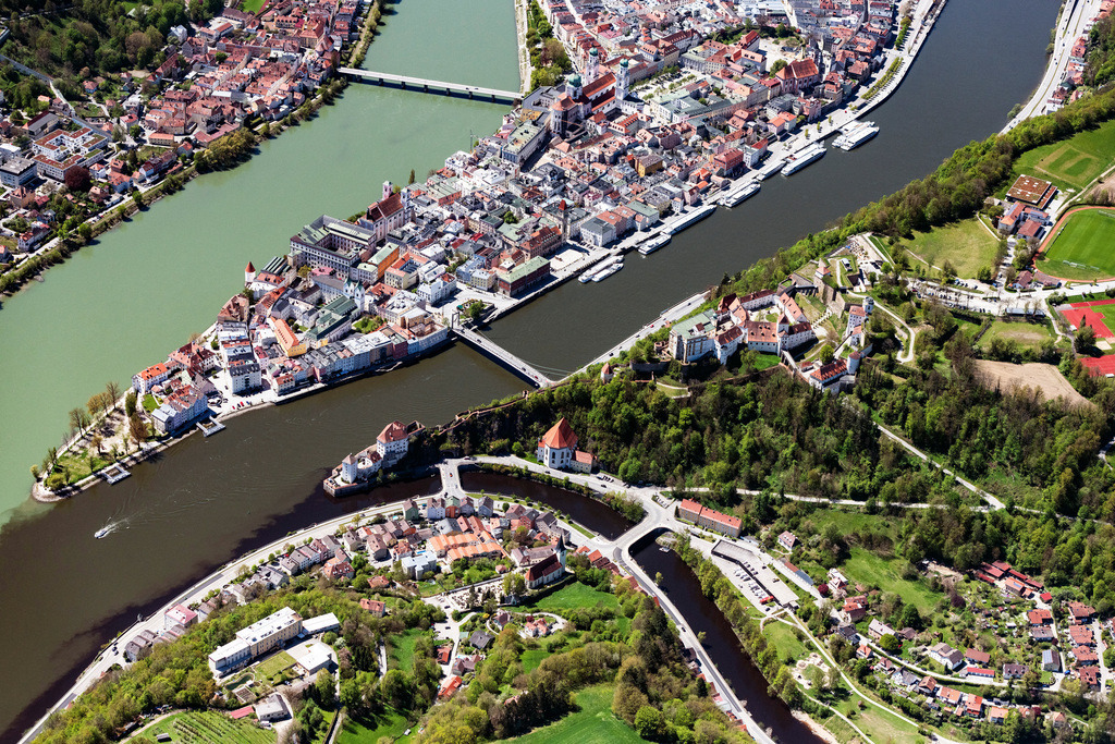 dr__0062409.jpg | PASSAU 09.05.2021 Altstadtbereich und Innenstadtzentrum der Drei-Flüsse-Stadt in Passau im Bundesland Bayern, Deutschland. // Old Town area and city center of Drei-Fluesse-Stadt in Passau in the state Bavaria, Germany. Foto: Daniel Reiter