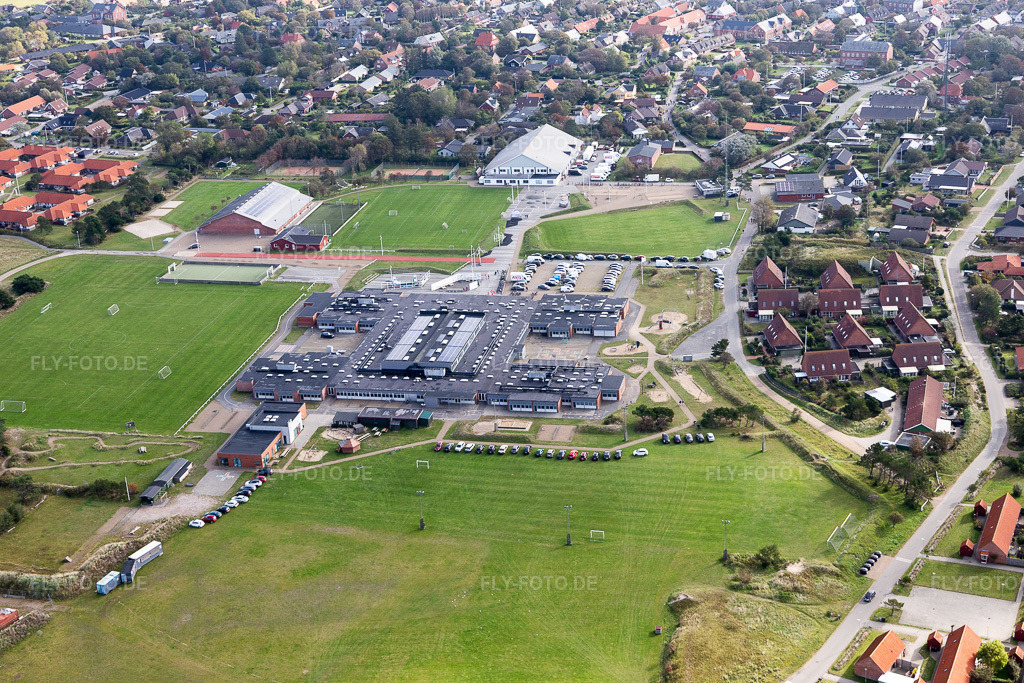 Luftbild: Fanø Skole og bibliotek im Ortsteil Nordby in Fanø im Bundesland Syddanmark in Dänemark. Foto: IMG_118550.jpg vom 21.09.2019 durch Werner Riehm/FLY-FOTO.de