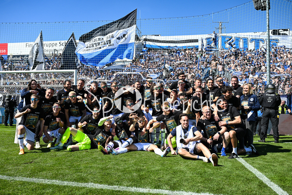 SpVgg Unterhaching - Arminia Bielefeld | Die Mannschaft aus Bielefeld feiert zusammen mit den Fans den Sieg und den Aufstieg in Unterhaching / Bierdursche / Bier / Freude / Happy / Gluecklich / 3. Liga: SpVgg Unterhaching - Arminia Bielefeld, Uhlsport Park am 11.05.2025 / Grenzenloser Jubel / Siegerfoto / Jubelfoto / Siegerbild / Jubelbild