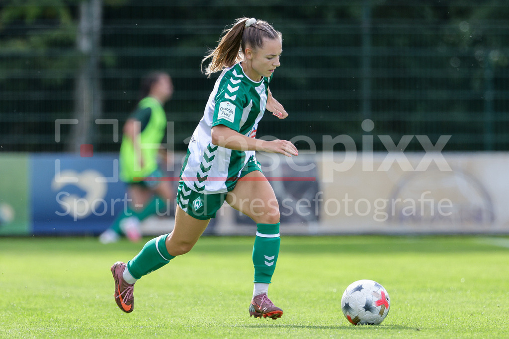 Fussball, Testspiel Frauen, SV Werder Bremen - Hamburger SV | Michelle Weiß (SV Werder Bremen, 15) am Ball, Freisteller, Einzelbild, Ganzkörper, Aktion, Action, Spielszene