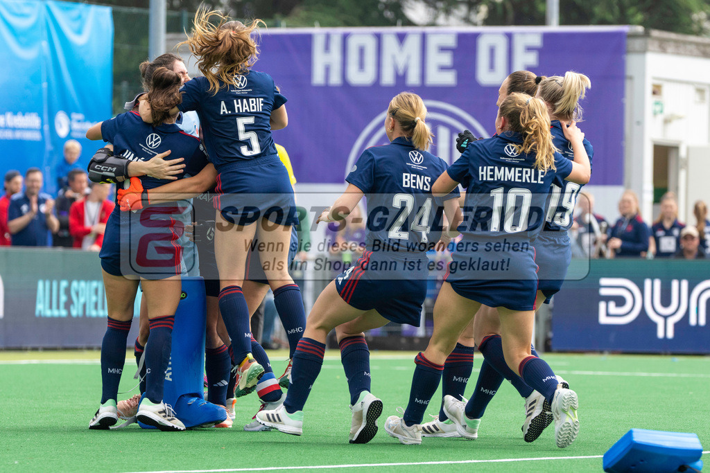Final4_20240518-1322-0165 | Bonn, Deutschland, 18.05.2024: Lisa Schneider (Mannheimer HC), Lucia Jimenez Vicenter (Mannheimer HC), Agustina Habif (Mannheimer HC) in Aktion waehrend des Spiels der Deutsche Feldhockey-Meisterschaften 2024 zwischen Final 4 Damen Rot Weiss Köln - Mannheimer HC im Bonner THV am 18.05.2024 in Bonn, Deutschland. (Foto von Stephan Fehrmann)

Bonn, Germany, 18.05.2024: Lisa Schneider (Mannheimer HC), Lucia Jimenez Vicenter (Mannheimer HC), Agustina Habif (Mannheimer HC) in action during the game of Deutsche Feldhockey-Meisterschaften 2024 between Final 4 Damen Rot Weiss Köln - Mannheimer HC in Bonner THV at 18.05.2024 in Bonn, Deutschland. (Foto from Stephan Fehrmann)