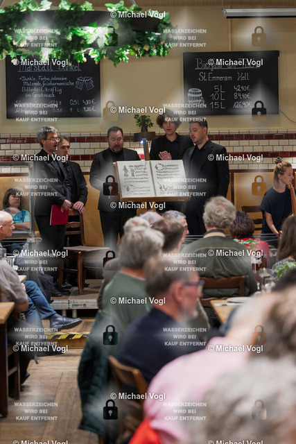 TAM25_K.12__Michael-Vogl_029_8109 | Tage Alter Musik Regensburg K.12 Nachtkonzert Brauhaus am Schloss Cappella Pratensis (Niederlande) Tim Braithwaite, Superius, Leitung Peter de Laurentiis, Tenor, Co-Leitung Sollazzo Ensemble (Frankreich) The Feast of the Swan Das Schwanenfest der Mariengilde von ’s-Hertogenbosch Anna Danilevskaia Vihuela de Arco, Leitung Foto: Michael Vogl