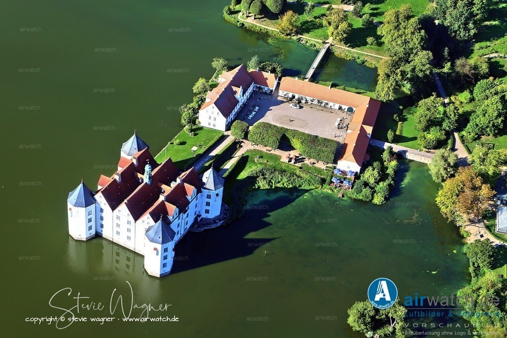 Luftbild Schloss Glücksburg - Das Schloss wurde zeitweise von dänischen und später von preußischen Truppen besetzt | Schloss Glücksburg wurde während des Schleswig-Holsteinischen Krieges von 1848 bis 1851 mehrfach betroffen. Das Schloss wurde zeitweise von dänischen Truppen besetzt und diente als strategischer Standort während der Auseinandersetzungen zwischen Dänemark und den Aufständischen aus Schleswig und Holstein. Der Krieg endete mit einem Sieg Dänemarks, was für die Glücksburger Familie, die sich auf die Seite der Schleswig-Holsteiner gestellt hatte, negative Folgen hatte. Nach dem Krieg wurde das Schloss 1869 vom preußischen König an die herzogliche Familie zurückgegeben, nachdem es zuvor als Residenz des dänischen Königs genutzt worden war.