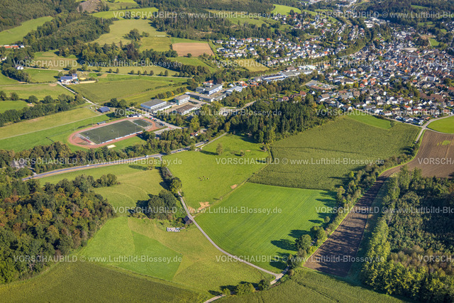 Balve230907911 | Luftbild, Ortsansicht Balve mit Sportplatz und städt. Realschule, Balve, Sauerland, Nordrhein-Westfalen, Deutschland
