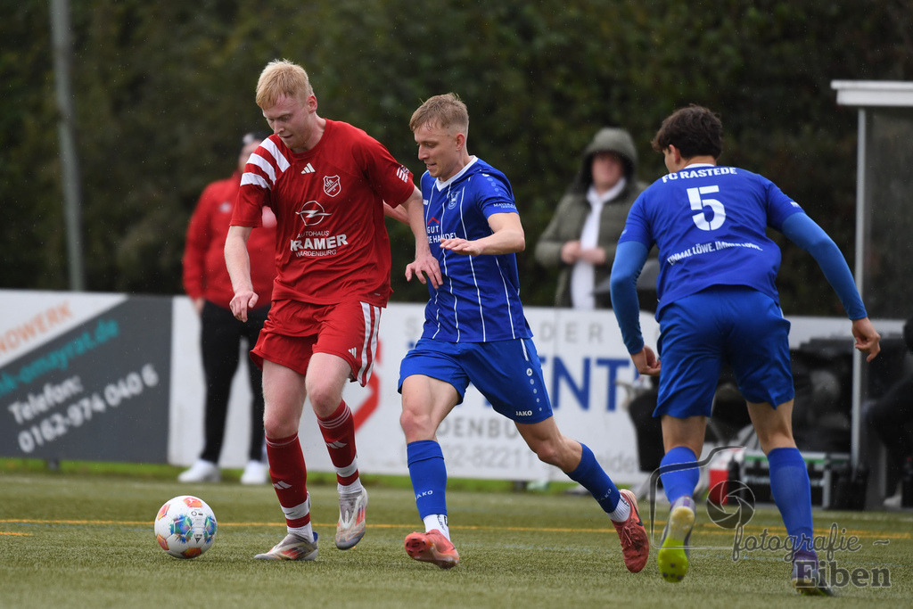 FC Rastede-VfR Wardenburg | Herren Bezirksliga 2; FC Rastede (blau)-VfR Wardenburg (rot) am 05.10.2025 in Rastede (Köttersweg), Photo: Philip Eiben 2025 - Realisiert mit Pictrs.com