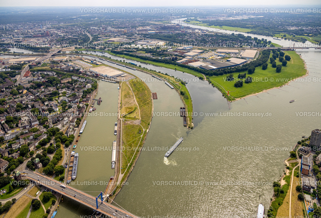 Duisburg240710920Duisport | Luftbild, duisport Hafen Duisburg, Ortsteil Ruhrort, Vinckekanal Speditionsinsel und Mercatorinsel mit DB Schenker Logistik und Binnenschifffahrt, Fluss Ruhrmündung in den Fluss Rhein, Rheinorange Stahl-Skulptur Landmarke des Kölner Bildhauers Lutz Fritsch,hinten  Gewerbegebiet Kaßlerfeld Am Blumenkampshof und Fernsicht, Alt-Homberg, Duisburg, Ruhrgebiet, Nordrhein-Westfalen, Deutschland