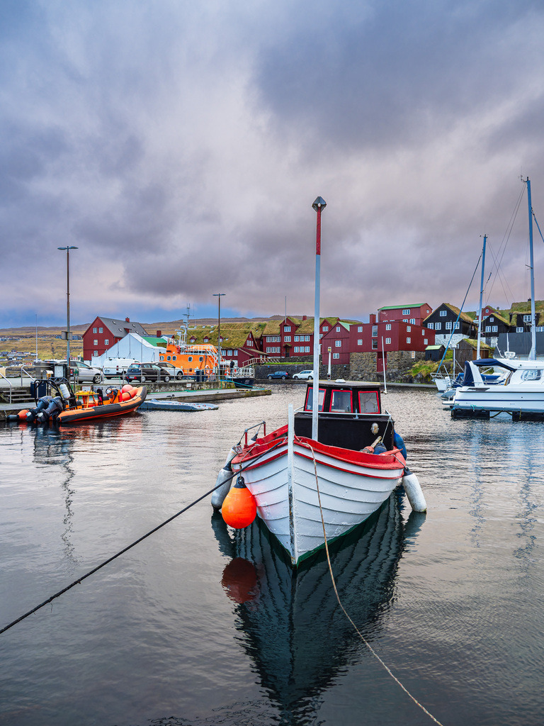 Boote im Hafen der Stadt Tórshavn auf den Färöer Inseln | Boote im Hafen der Stadt Tórshavn auf den Färöer Inseln.