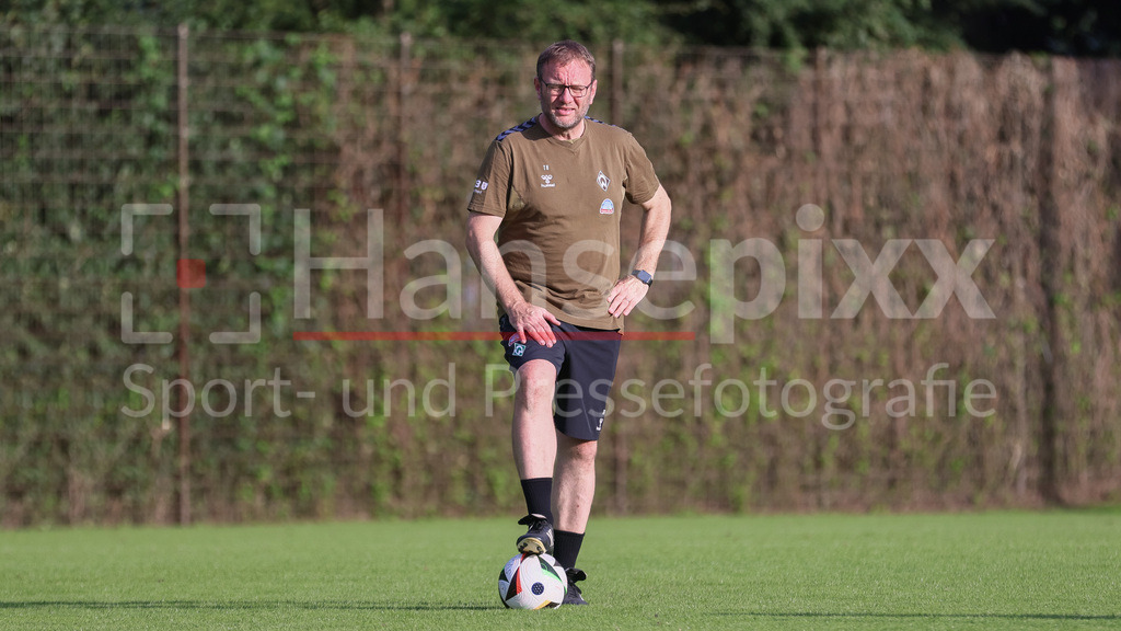 Fussball, Google Pixel Frauen-Bundesliga, Training SV Werder Bremen | v.li.: Thomas Horsch (Trainer, Cheftrainer, SV Werder Bremen)