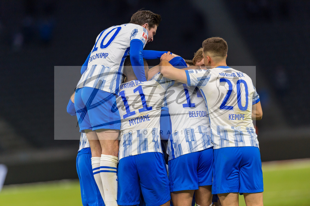 HERBOC20220204_018 | Fussball, Herren: Ishak Belfodil (Hertha BSC) Torjubel, jubelt mit seiner Mannschaft nach dem Treffer zum 1:0 bei dem Spiel der 1. Bundesliga zwischen Hertha BSC und VfL Bochum im Olypiastadion am 04.02.2022 in Berlin, Deutschland.DFB / DFL REGULATIONS PROHIBIT ANY USE OF PHOTOGRAPHS AS IMAGE SEQUENCES AND/OR QUASI-VIDEO. - Realisiert mit Pictrs.com