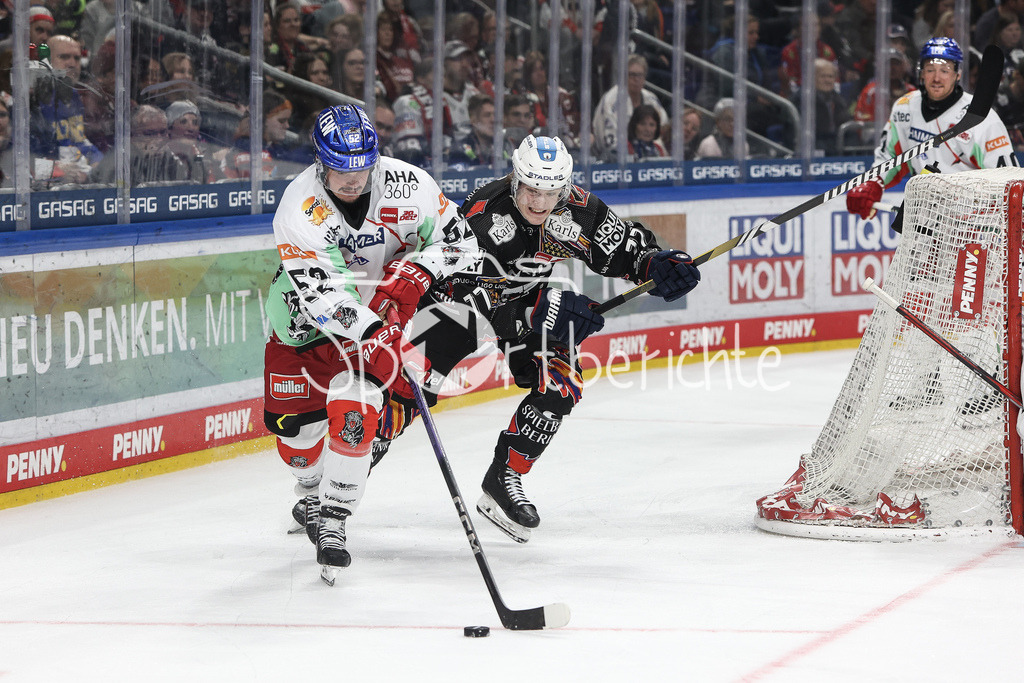 Eisbären Berlin - Augsburger Panther | im Duell Otso RANTAKARI (AEV #52) und Eric HOERDLER (EBB #77) / Zweikampf