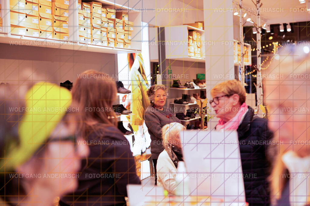 20251130-104805_Schmuck_R3A_0186_wa | Eine besondere Vernissage mitten im Flagship-Store von BÄR Schuhe in Frankfurt: Schmuck trifft auf orthopädische Schuhkunst, Design auf Wohlgefühl. Zwischen funkelnden Details und anatomischer Präzision entstand ein Abend voller Stil, Inspiration und echter Handwerksqualität. Ein herzliches Dankeschön an Alexandra Feirer für die großartige Gastfreundschaft und diesen stimmungsvollen Rahmen. - Realisiert mit Pictrs.com