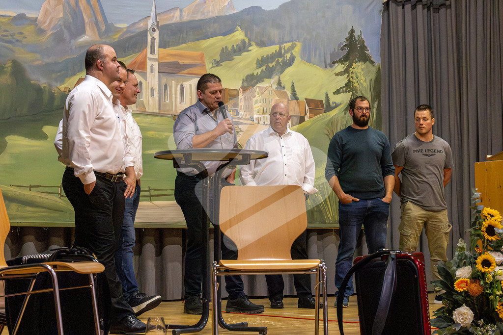 SKE100J_4753 | Die Schwinger des Schwyzer Kantonalen Schwingerverbandes: Fotos, die Dynamik und Leidenschaft festhalten, sowie emotionale Momente aus dem traditionellen Schwingsport zeigen. - Realisiert mit Pictrs.com