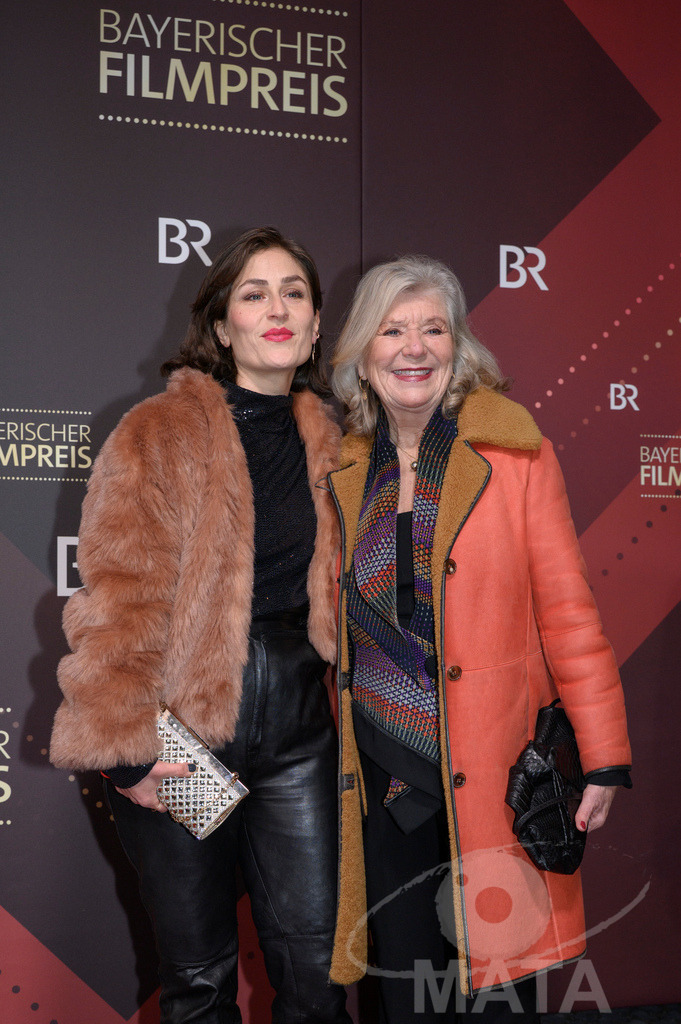 _DWI4905 | Florentina Taut und Jutta Speidel bei der Verleihung des 47. Bayerischen Filmpreises 2026  im Prinzregententheater. München, Deutschland. Der Bayerische Filmpreis wird seit 1979 von der Bayerischen Staatsregierung verliehen, um die Bedeutung des Kinofilms als Kulturgut herauszustellen - Realisiert mit Pictrs.com