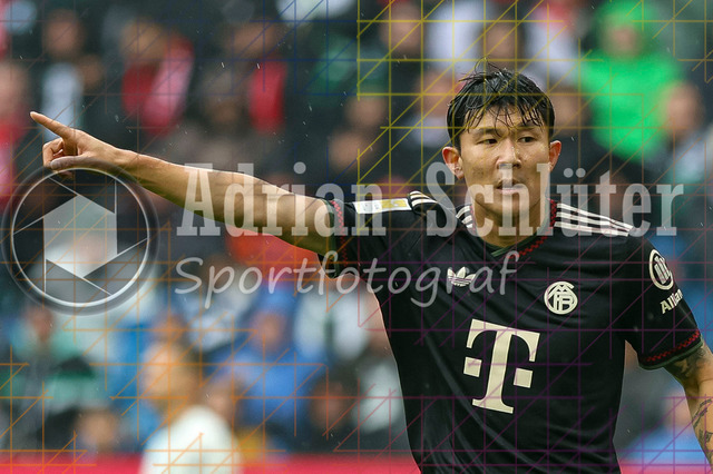 Borussia Mönchengladbach vs FC Bayern München - Bundesliga  | Mönchengladbach, Deutschland, 25.10.25:   Minjae Kim (FC Bayern München) gestikuliert, Gestik waehrend des Spiels der Bundesliga zwischen Borussia Mönchengladbach vs FC Bayern München im Stadion im Borussia Park(Foto von Brauer-Fotoagentur / Adrian Schlueter)