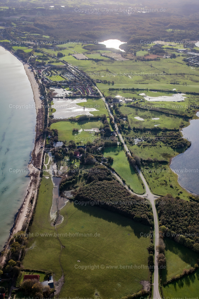 PLB_6602mod_Holnis_60x90 | LUFTBILD. Seenlandschaft auf Holnis. __ Zerstörter Kurstrand, überflutete Wiesen. Im Gegenlicht der Nachmittagssonne glitzern die gefluteten Bereiche zwischen dem Strand und Wiesen der Halbinsel Holnis. - Realisiert mit Pictrs.com