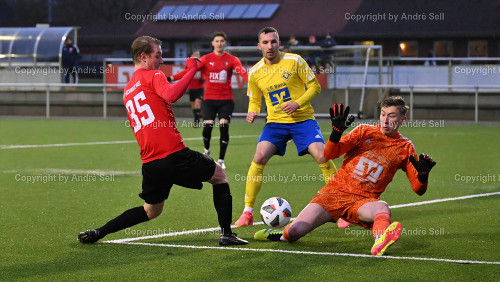 Osterrönfelder TSV vs SSG Rot-Schwarz Kiel | Rune Hardt (OTSV #20) &amp; Bela Jahnke (OTSV #1) / Nick Hanke (Kiel #35)Fußball-Landesliga Schleswig Männer 2024/2025 / Osterrönfelder TSV vs SSG Rot-Schwarz Kiel / Kunstrasenplatz / Osterrönfeld / 07.12.24 - Realisiert mit Pictrs.com