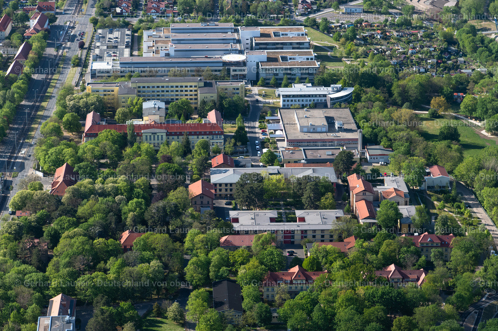 4025826 | ERFURT 06.05.2020 Sicherheitsumzäunung am Gelände der Forensik - Psychiatrie des "Helios Klinikum Erfurt" an der Nordhäuser Straße im Ortsteil Andreasvorstadt in Erfurt im Bundesland Thüringen, Deutschland. Weiterführende Informationen bei: HELIOS Kliniken GmbH. // Security fencing on the grounds of forensics - psychiatry of "Helios Klinikum Erfurt" on Nordhaeuser Strasse in the district Andreasvorstadt in Erfurt in the state Thuringia, Germany. Further information at: HELIOS Kliniken GmbH. Foto: Gerhard Launer