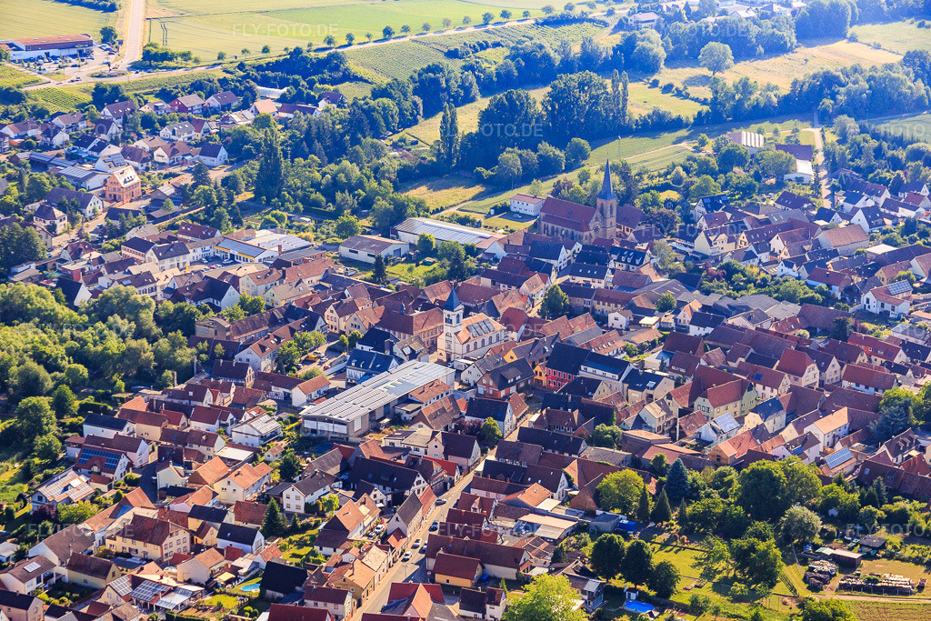 Luftbild: Ortsansicht von Westen im Ortsteil Ingenheim in Billigheim-Ingenheim im Bundesland Rheinland-Pfalz in Deutschland. Foto: IMG_080108.jpg vom 05.06.2015 durch Werner Riehm/FLY-FOTO.de