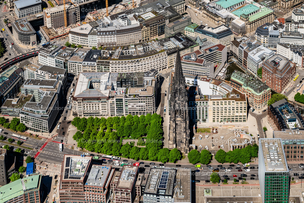 Hamburg_Nikolai_Kirche_Mahnmal_ELS_8060090525 | HAMBURG 09.05.2025 Ruine des Kirchengebäude des Mahnmals St. Nikolai im Ortsteil Altstadt in Hamburg, Deutschland. // Ruin of the church building of the St. Nikolai memorial in the Altstadt district in Hamburg, Germany. Foto: Martin Elsen