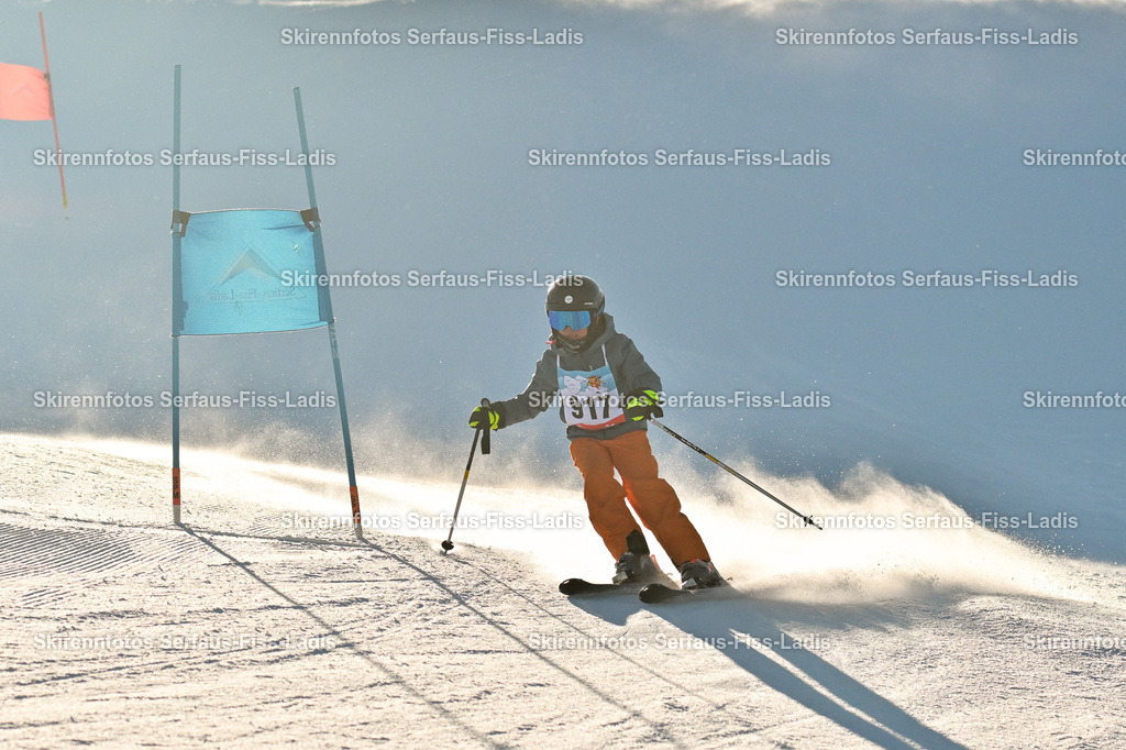 SRF_25.12.2025_0399 | Skirennfotos,Serfaus,Fiss,Ladis,Kinderskirennen,Winter,Tirol,Oberland,skirace,SFL,feelfree,weil wir's genießen,ski,Ski,skifahren,Sonnenplateau, - Realisiert mit Pictrs.com